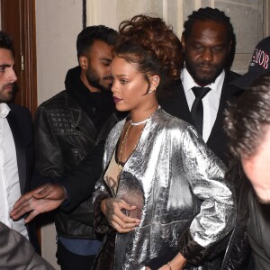 Rihanna arrive à L'Arc, rue Presbourg dans le 16e arrondissement, pour assister à la soirée "Up & Down" animée par Flat White (Virgil Abloh) et Travi$ Scott. Paris, nuit du 1er au 2 octobre 2015.