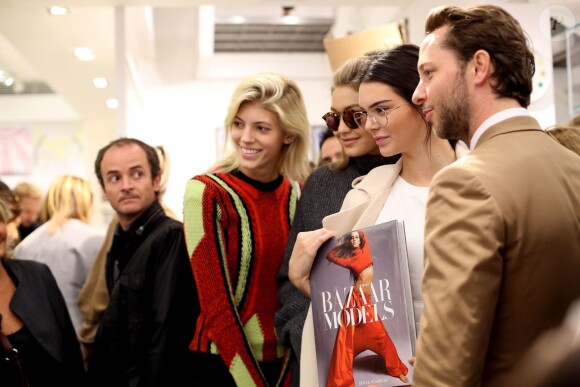 Devon Windsor, Gigi Hadid, Kendall Jenner et Derek Blasberg assistent à la séance de dédicaces du livre "Harper's BAZAAR: Models" (par Derek Blasberg) chez colette. Paris, le 2 octobre 2015.
