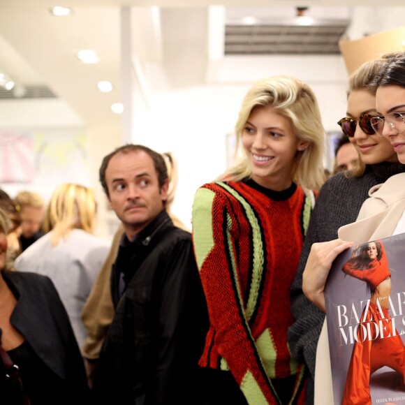 Devon Windsor, Gigi Hadid, Kendall Jenner et Derek Blasberg assistent à la séance de dédicaces du livre "Harper's BAZAAR: Models" (par Derek Blasberg) chez colette. Paris, le 2 octobre 2015.