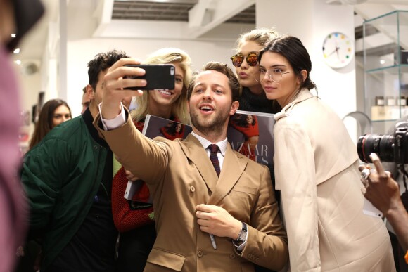 Joe Jonas, Devon Windsor, Derek Blasberg, Gigi Hadid et Kendall Jenner assistent à la séance de dédicaces du livre "Harper's BAZAAR: Models" (par Derek Blasberg) chez colette. Paris, le 2 octobre 2015.