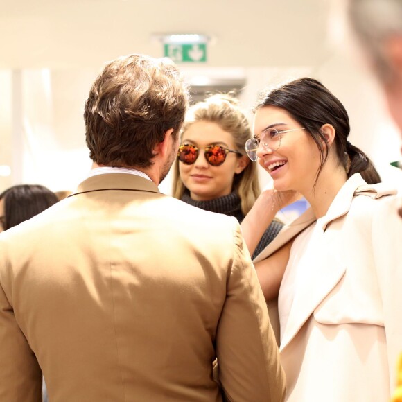 Kendall Jenner, Gigi Hadid et son compagnon Joe Jonas et Devon Windsor sont chez Colette pour la signature du livre de Derek Blasberg pour Harper's Bazaar à Paris le 2 octobre 2015.  Kendall Jenner, Gigi Hadid, Joe Jonas and Devon Windsor at Colette store for the signature of Derek Blasberg's book for Harper's Bazaar in Paris on october 2nd, 201502/10/2015 - Paris