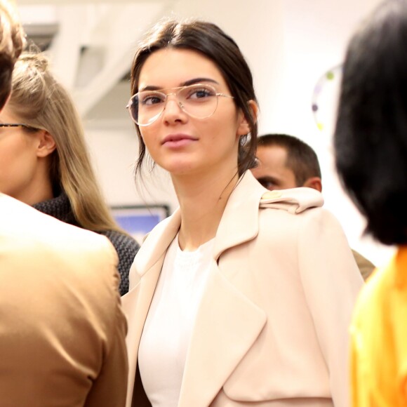 Kendall Jenner assiste à la séance de dédicaces du livre "Harper's BAZAAR: Models" (par Derek Blasberg) chez colette. Paris, le 2 octobre 2015.