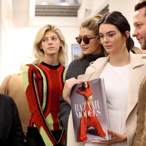 Devon Windsor, Gigi Hadid, Kendall Jenner et Derek Blasberg assistent à la séance de dédicaces du livre "Harper's BAZAAR: Models" (par Derek Blasberg) chez colette. Paris, le 2 octobre 2015.