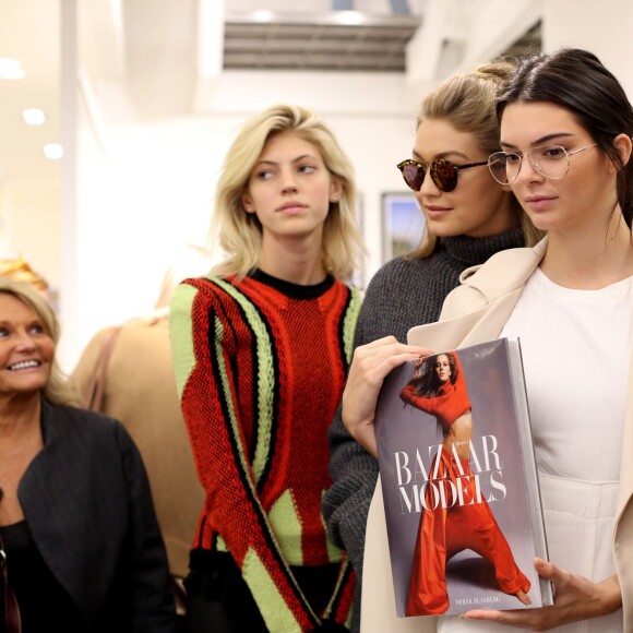 Devon Windsor, Gigi Hadid, Kendall Jenner et Derek Blasberg assistent à la séance de dédicaces du livre "Harper's BAZAAR: Models" (par Derek Blasberg) chez colette. Paris, le 2 octobre 2015.