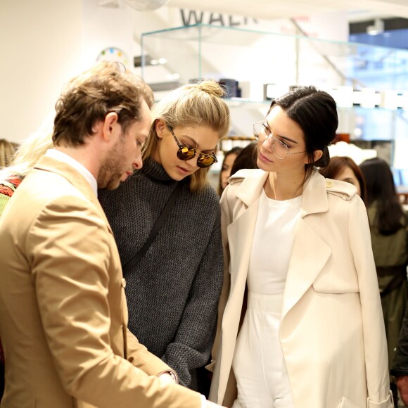 Devon Windsor, Gigi Hadid, Derek Blasberg et Kendall Jenner assistent à la séance de dédicaces du livre "Harper's BAZAAR: Models" (par Derek Blasberg) chez colette. Paris, le 2 octobre 2015.