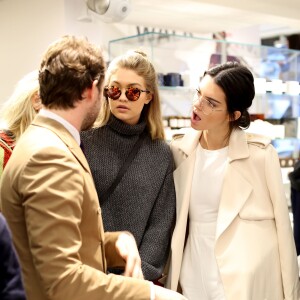 Devon Windsor, Gigi Hadid, Derek Blasberg et Kendall Jenner assistent à la séance de dédicaces du livre "Harper's BAZAAR: Models" (par Derek Blasberg) chez colette. Paris, le 2 octobre 2015.