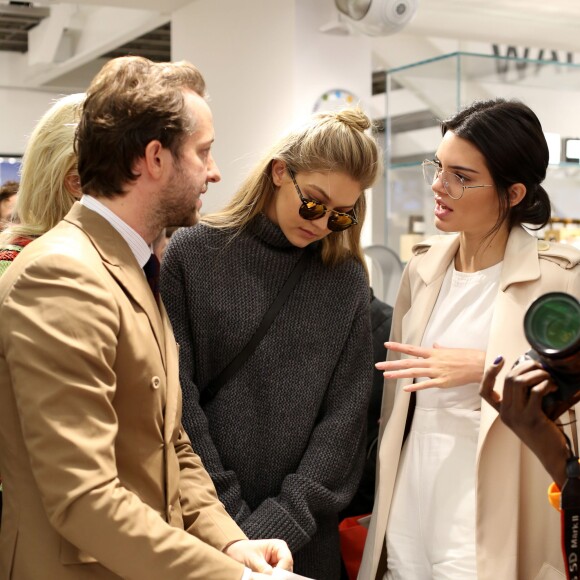 Devon Windsor, Gigi Hadid, Derek Blasberg et Kendall Jenner assistent à la séance de dédicaces du livre "Harper's BAZAAR: Models" (par Derek Blasberg) chez colette. Paris, le 2 octobre 2015.