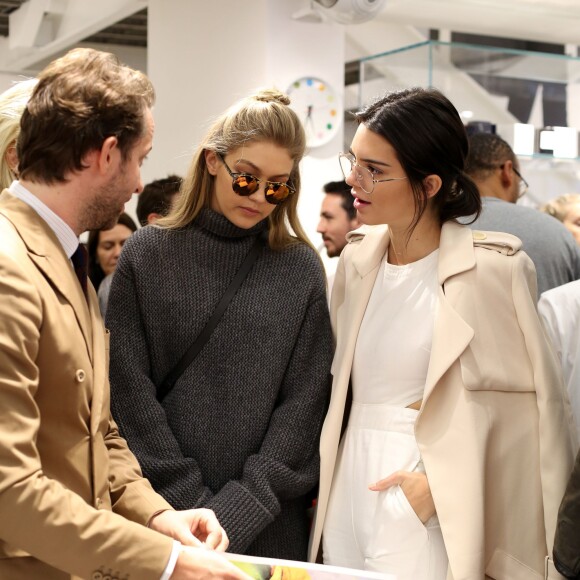 Devon Windsor, Gigi Hadid, Derek Blasberg et Kendall Jenner assistent à la séance de dédicaces du livre "Harper's BAZAAR: Models" (par Derek Blasberg) chez colette. Paris, le 2 octobre 2015.