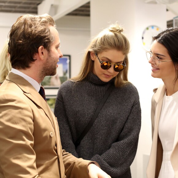 Devon Windsor, Gigi Hadid, Derek Blasberg et Kendall Jenner assistent à la séance de dédicaces du livre "Harper's BAZAAR: Models" (par Derek Blasberg) chez colette. Paris, le 2 octobre 2015.