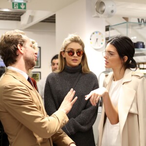 Devon Windsor, Gigi Hadid, Derek Blasberg et Kendall Jenner assistent à la séance de dédicaces du livre "Harper's BAZAAR: Models" (par Derek Blasberg) chez colette. Paris, le 2 octobre 2015.