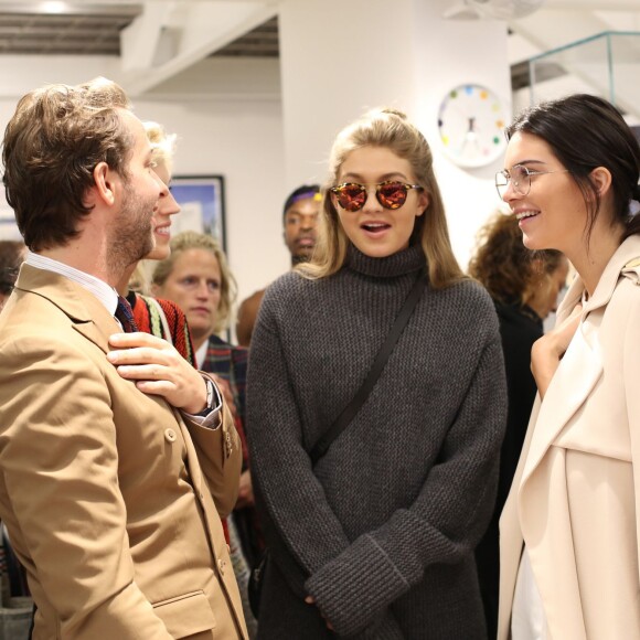 Devon Windsor, Gigi Hadid, Derek Blasberg et Kendall Jenner assistent à la séance de dédicaces du livre "Harper's BAZAAR: Models" (par Derek Blasberg) chez colette. Paris, le 2 octobre 2015.