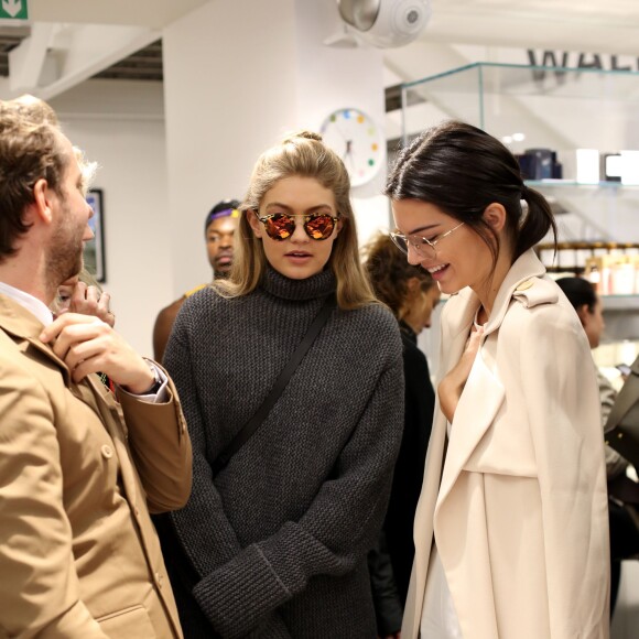 Devon Windsor, Gigi Hadid, Derek Blasberg et Kendall Jenner assistent à la séance de dédicaces du livre "Harper's BAZAAR: Models" (par Derek Blasberg) chez colette. Paris, le 2 octobre 2015.