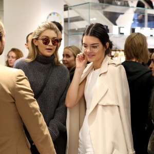 Devon Windsor, Gigi Hadid, Derek Blasberg et Kendall Jenner assistent à la séance de dédicaces du livre "Harper's BAZAAR: Models" (par Derek Blasberg) chez colette. Paris, le 2 octobre 2015.