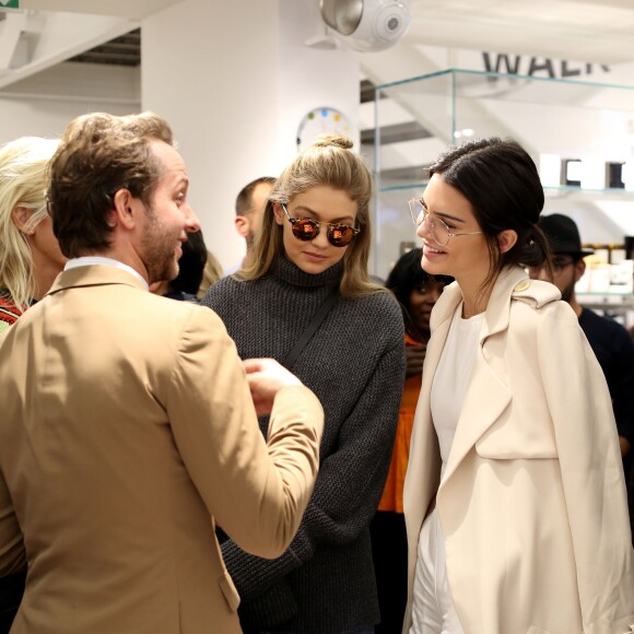 Devon Windsor, Gigi Hadid, Derek Blasberg et Kendall Jenner assistent à la séance de dédicaces du livre "Harper's BAZAAR: Models" (par Derek Blasberg) chez colette. Paris, le 2 octobre 2015.