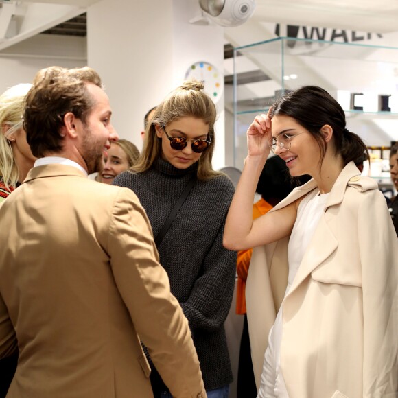 Devon Windsor, Gigi Hadid, Derek Blasberg et Kendall Jenner assistent à la séance de dédicaces du livre "Harper's BAZAAR: Models" (par Derek Blasberg) chez colette. Paris, le 2 octobre 2015.