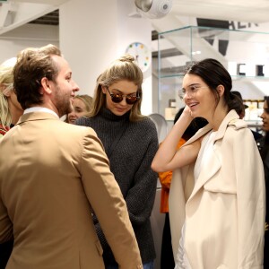 Devon Windsor, Gigi Hadid, Derek Blasberg et Kendall Jenner assistent à la séance de dédicaces du livre "Harper's BAZAAR: Models" (par Derek Blasberg) chez colette. Paris, le 2 octobre 2015.