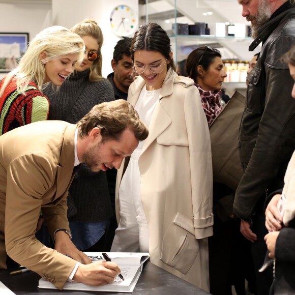 Devon Windsor, Gigi Hadid, Derek Blasberg et Kendall Jenner assistent à la séance de dédicaces du livre "Harper's BAZAAR: Models" (par Derek Blasberg) chez colette. Paris, le 2 octobre 2015.
