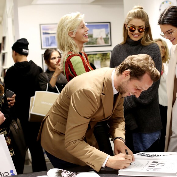 Devon Windsor, Gigi Hadid, Derek Blasberg et Kendall Jenner assistent à la séance de dédicaces du livre "Harper's BAZAAR: Models" (par Derek Blasberg) chez colette. Paris, le 2 octobre 2015.