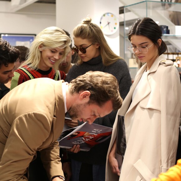 Devon Windsor, Gigi Hadid, Derek Blasberg et Kendall Jenner assistent à la séance de dédicaces du livre "Harper's BAZAAR: Models" (par Derek Blasberg) chez colette. Paris, le 2 octobre 2015.
