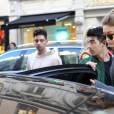 Joe Jonas Gigi Hadid et Devon Windsor quittent le magasin colette à l'issue de la séance de dédicaces du livre "Harper's BAZAAR: Models" (par Derek Blasberg). Paris, le 2 octobre 2015.
