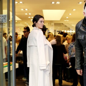 Kendall Jenner assiste à la séance de dédicaces du livre "Harper's BAZAAR: Models" (par Derek Blasberg) chez colette. Paris, le 2 octobre 2015.