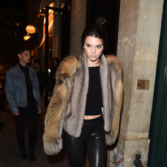 Kendall Jenner, Gigi Hadid et Joe Jonas quittent le restaurant Kinugawa à Paris, le 2 octobre 2015.