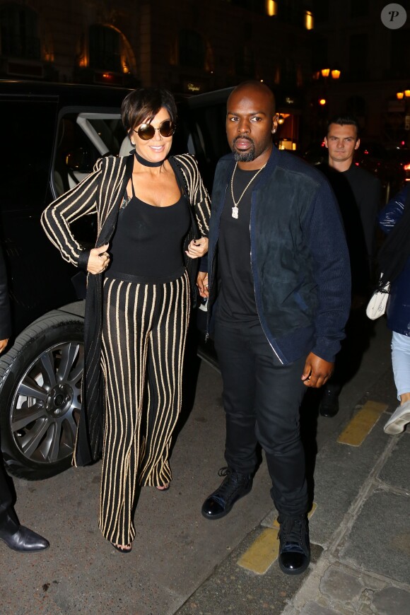 Kris Jenner et son compagnon Corey Gamble arrivent au Costes, rue Saint-Honoré. Paris, le 2 octobre 2015.