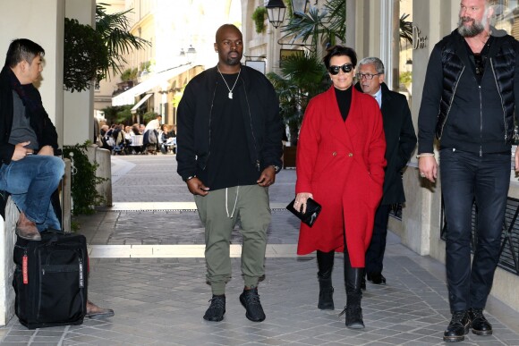 Kris Jenner et Corey Gamble quittent le restaurant Le Village, Cité Berryer (25, rue Royale). Paris, le 2 octobre 2015.