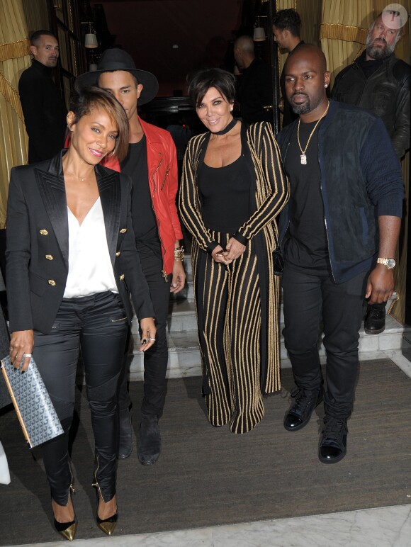 Kris Jenner, son compagnon Corey Gamble, Jada Pinkett Smith et le directeur artistique de Balmain, Olivier Rousteing quittent le Costes à Paris, le 2 octobre 2015.