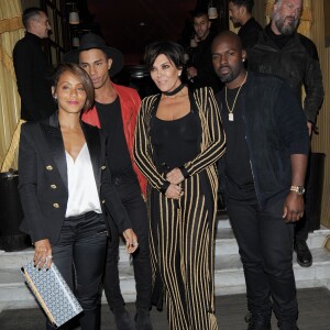 Kris Jenner, son compagnon Corey Gamble, Jada Pinkett Smith et le directeur artistique de Balmain, Olivier Rousteing quittent le Costes à Paris, le 2 octobre 2015.