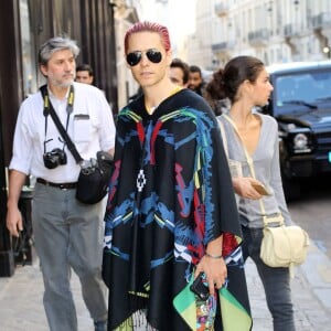 Jared Leto arrive chez colette pour assister à la séance de dédicaces du livre "Harper's BAZAAR: Models" (par Derek Blasberg). Paris, le 2 octobre 2015.