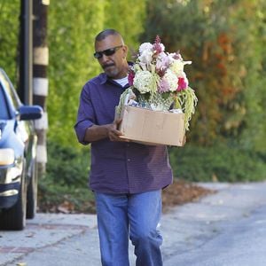 Jim Carrey reçoit tous les jours des fleurs à son domicile suite au suicide de sa petite amie Cathriona White à Brentwood, le 2 octobre 2015