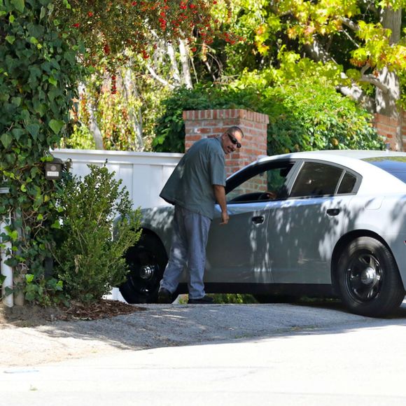 Des officiers de police arrivent au domicile de Jim Carrey à Los Angeles le 29 septembre 2015. La compagne du comédien, Cathriona White, a été retrouvée morte le lundi 28 septembre. Apparemment à cause d'une surdose de médicaments. Une enquète pour mort par suicide a été ouverte mais les conclusions ne sont pas encore rendues publique.