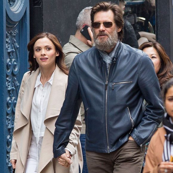 Jim Carrey se promène, main dans la main, avec sa compagne Cathriona White dans les rues de New York, le 18 mai 2015