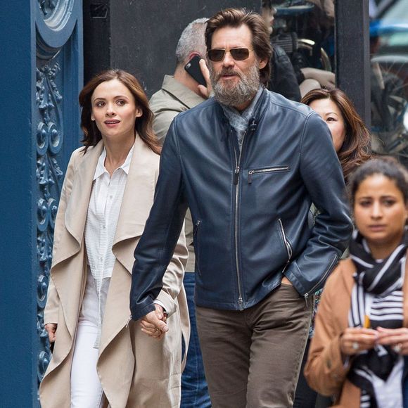 Jim Carrey se promène, main dans la main, avec sa compagne Cathriona White dans les rues de New York, le 18 mai 2015