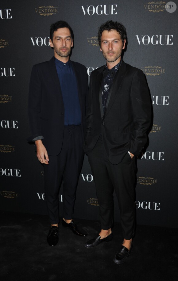 Olivier Coursier et Simon Buret (du duo AaRON) assistent à la soirée des 95 ans du magazine Vogue Paris, avenue d'Iéna. Paris, le 3 octobre 2015.