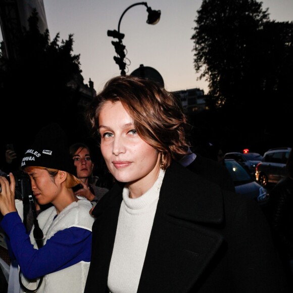 Laetitia Casta arrive au Grand Palais pour assister au défilé Nina Ricci (collection printemps-été 2016). Paris, le 3 octobre 2015.