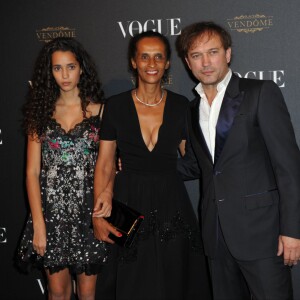 Vincent Perez, Karine Silla et leur fille assistent à la soirée des 95 ans du magazine Vogue Paris, avenue d'Iéna. Paris, le 3 octobre 2015.