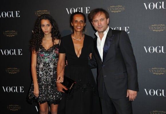 Vincent Perez, Karine Silla et leur fille assistent à la soirée des 95 ans du magazine Vogue Paris, avenue d'Iéna. Paris, le 3 octobre 2015.