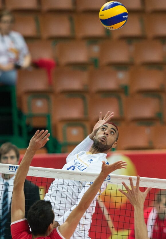 Earvin Ngapeth à l'attaque lors de France - Iran en septembre 2014 en Pologne, lors des championnats du monde de volley-ball