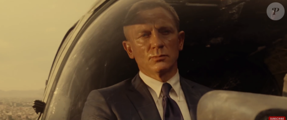 Daniel Craig alias James Bond survole la ville dans son hélicoptère / image extraite de la bande-annonce du film Spectre 007.