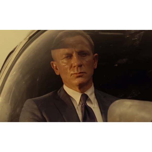 Daniel Craig alias James Bond survole la ville dans son hélicoptère / image extraite de la bande-annonce du film Spectre 007.