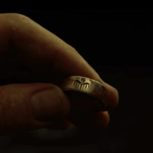 James Bond s'interroge à propos de la bague signée du symbole de l'organisation Spectre / image extraite de la bande-annonce du film Spectre 007.