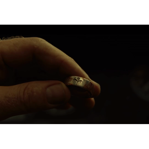 James Bond s'interroge à propos de la bague signée du symbole de l'organisation Spectre / image extraite de la bande-annonce du film Spectre 007.