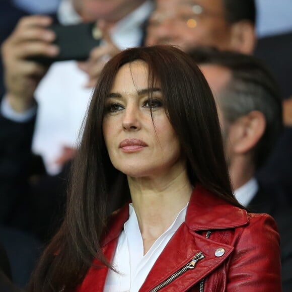 Monica Bellucci - People assistent au quart finale de la Ligue des Champions de football au Parc des Princes entre le PSG et le FC Barcelone à Paris le 15 avril 2015.