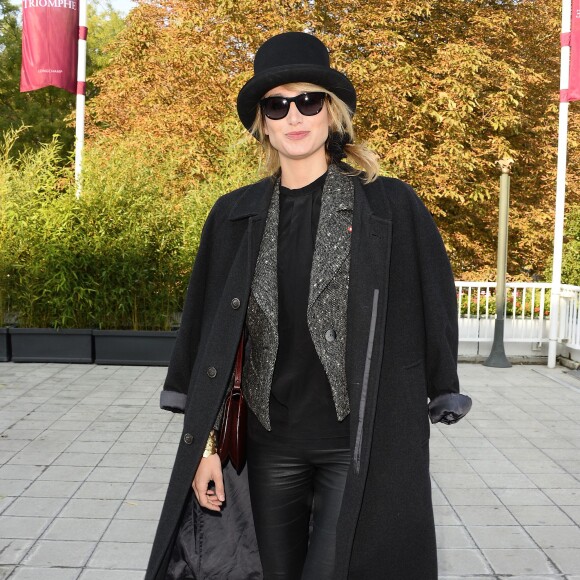 Pauline Lefèvre (présente pour Mécénat Chirurgie Cardiaque - Veste vintage Célia Darling, bottes Galliano et bijoux Van Cleef & Arpels) - 94ème Qatar Prix de l'Arc de Triomphe à l'Hippodrome de Longchamp à Paris, le 4 octobre 2015.