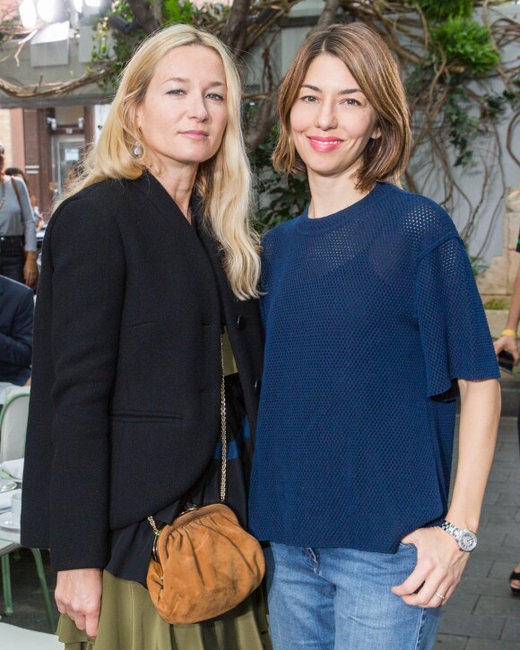 Julie de Libran (directrice artistique de Sonia Rykiel) et Sofia Coppola assistent à la présentation de la collection croisière 2016 de Sonia Rykiel dans le jardin du restaurant Ladurée, à SoHo. New York, le 8 juin 2015.
