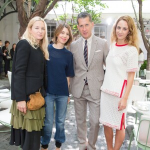 Julie de Libran, Sofia Coppola, Stefano Tonchi (magazine W) et Alexia Niedzielski assistent à la présentation de la collection croisière 2016 de Sonia Rykiel dans le jardin du restaurant Ladurée, à SoHo. New York, le 8 juin 2015.