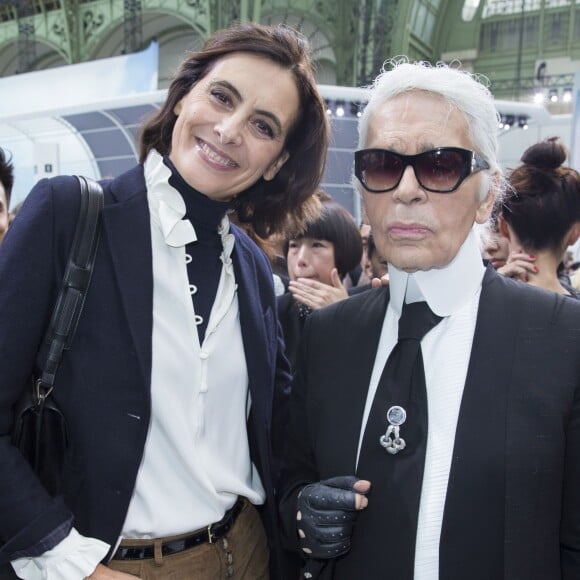 Inès de la Fressange et Karl Lagerfeld - Backstage lors du défilé de mode "Chanel", collection prêt-à-porter printemps-été 2016, au Grand Palais à Paris. Le 6 Octobre 2015  Backstage during Chanel fashion show Spring/Summer ready-to-wear 2016 at at the Grand Palais in Paris. On October 6 201506/10/2015 - Paris