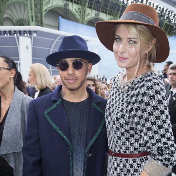 Lewis Hamilton et Maria Sharapova - Backstage lors du défilé de mode "Chanel", collection prêt-à-porter printemps-été 2016, au Grand Palais à Paris. Le 6 Octobre 2015  Backstage during Chanel fashion show Spring/Summer ready-to-wear 2016 at at the Grand Palais in Paris. On October 6 201506/10/2015 - Paris